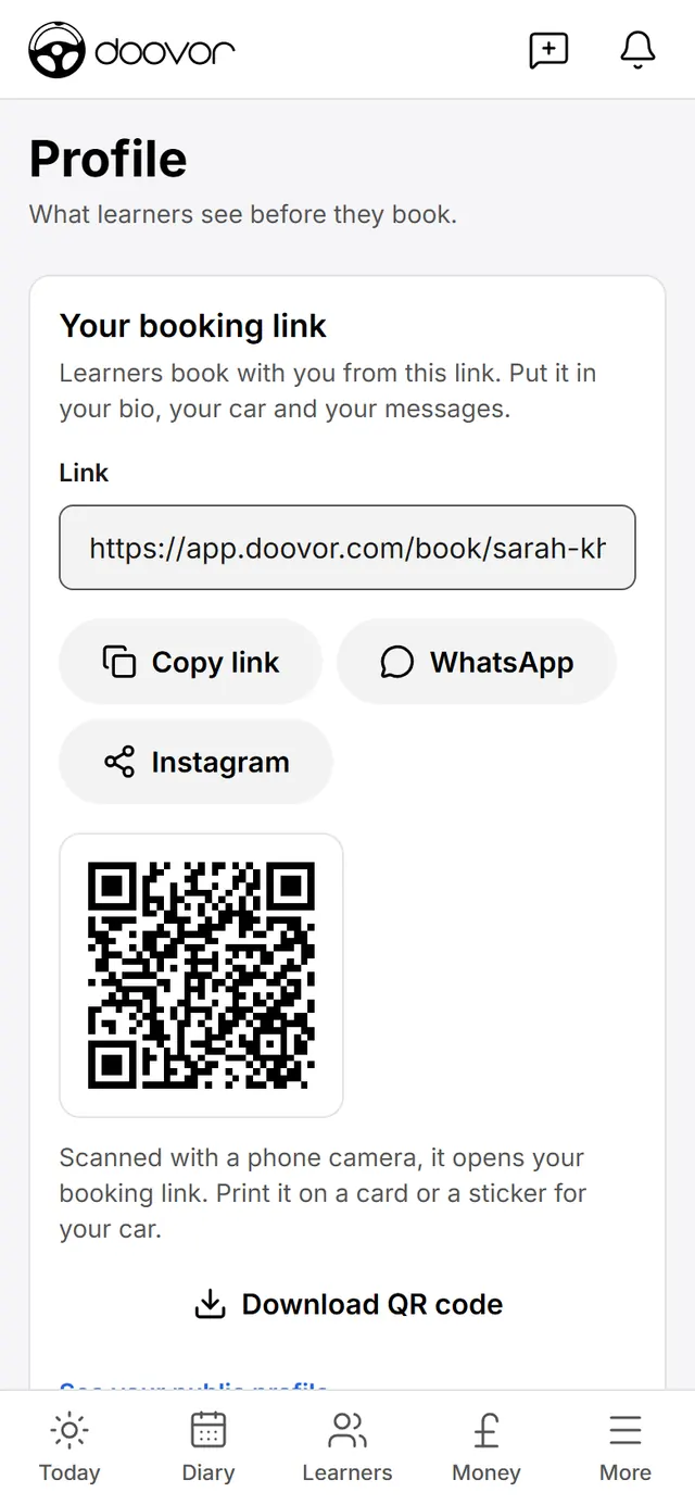 An instructor's booking link with buttons to copy it and share it on WhatsApp and Instagram, and a QR code